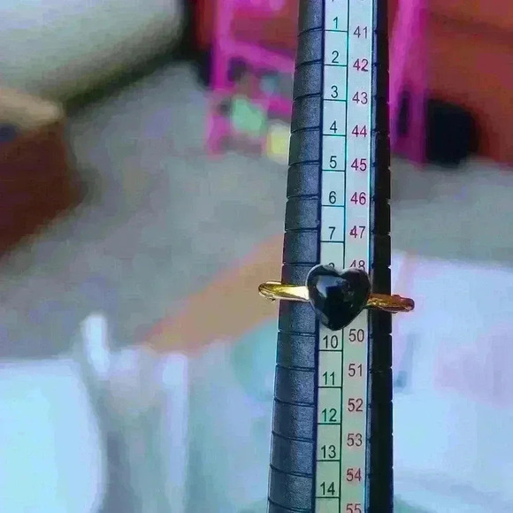 Gold tone black heart ring size4 to  5 adjustable - Picture 9 of 17